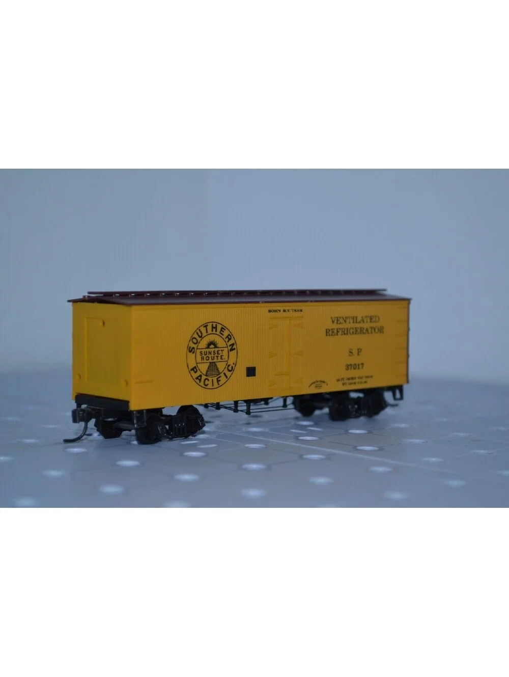 HO Scale Built Roundhouse? Southern Pacific 37017 Ventilated Refrigerator Reefer